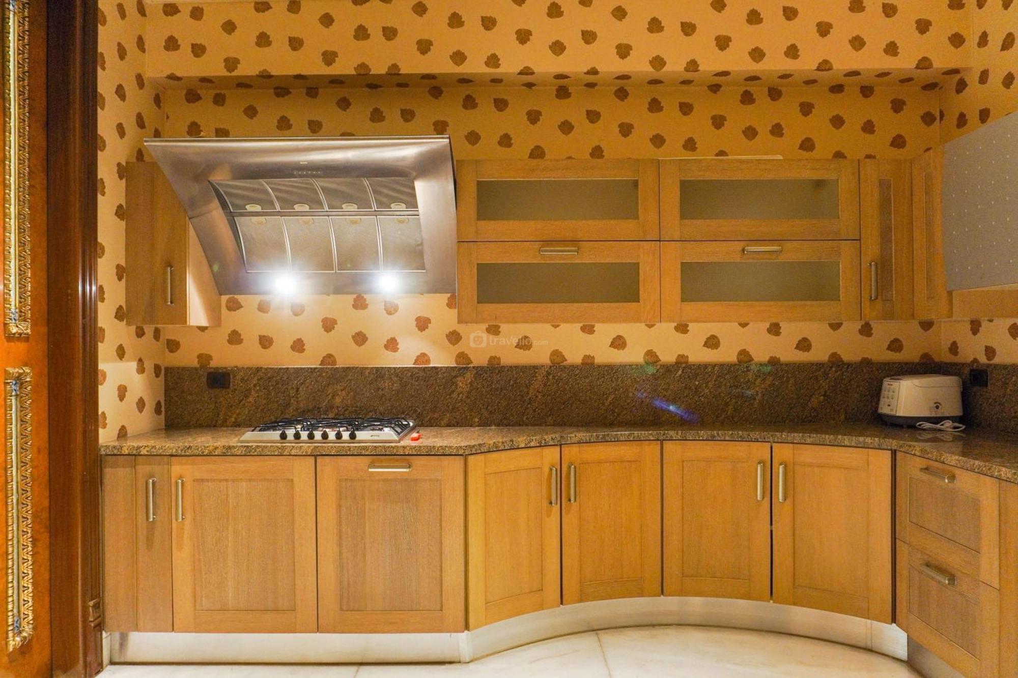 Luxurious And Strategic 4br Da Vinci By Travelio Appartement *